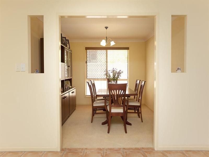 27 St Andrew Place, Wishart QLD 4122