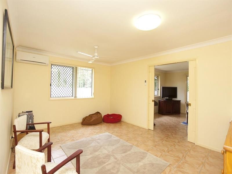 27 St Andrew Place, Wishart QLD 4122