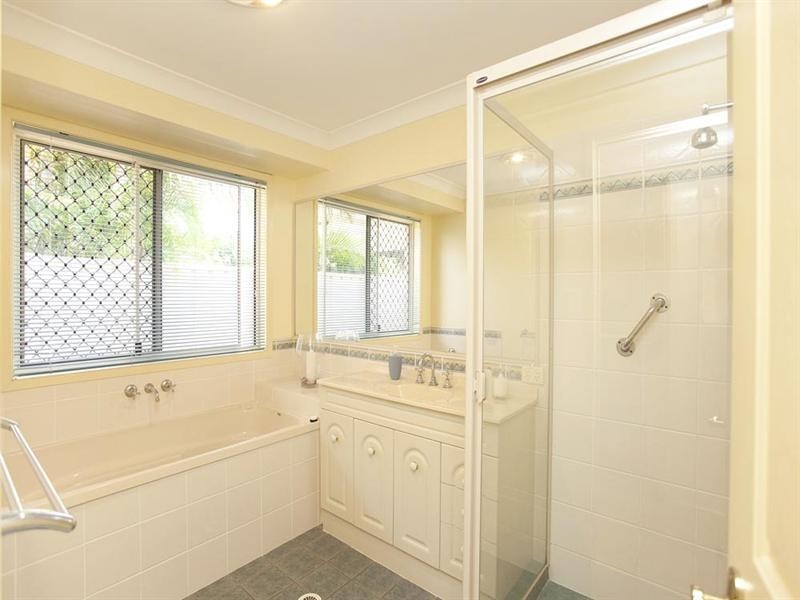 27 St Andrew Place, Wishart QLD 4122