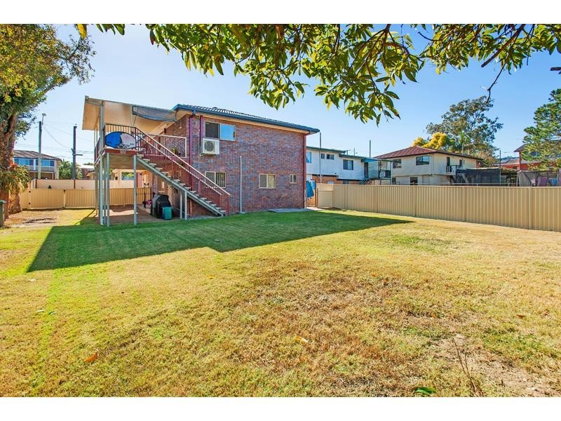 223 Broadwater Road, Mansfield QLD 4122