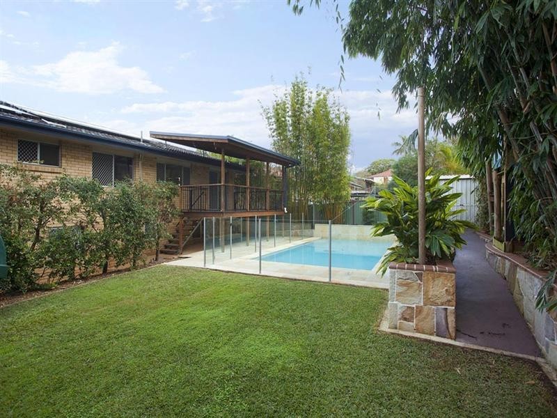 27 Menkira Street, Mansfield QLD 4122