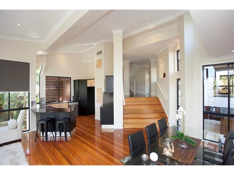 18 Highland Terrace, St Lucia QLD 4067