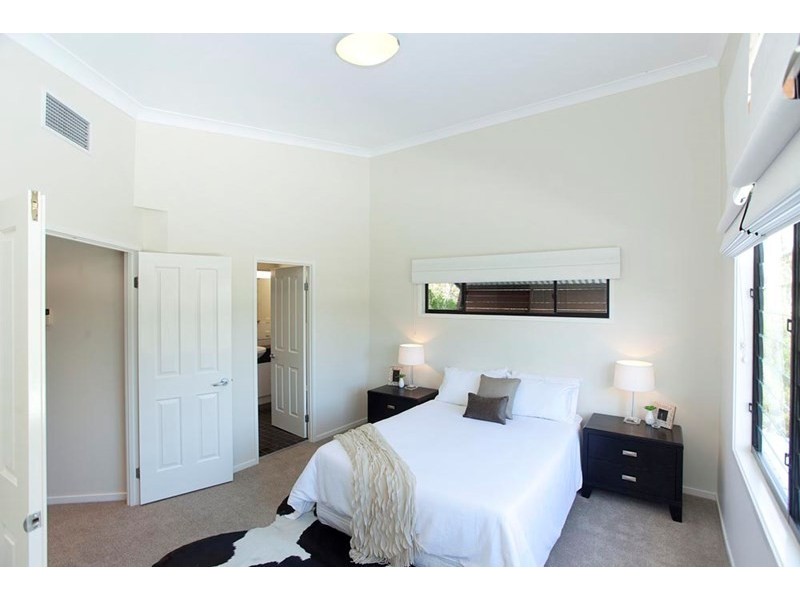 18 Highland Terrace, St Lucia QLD 4067