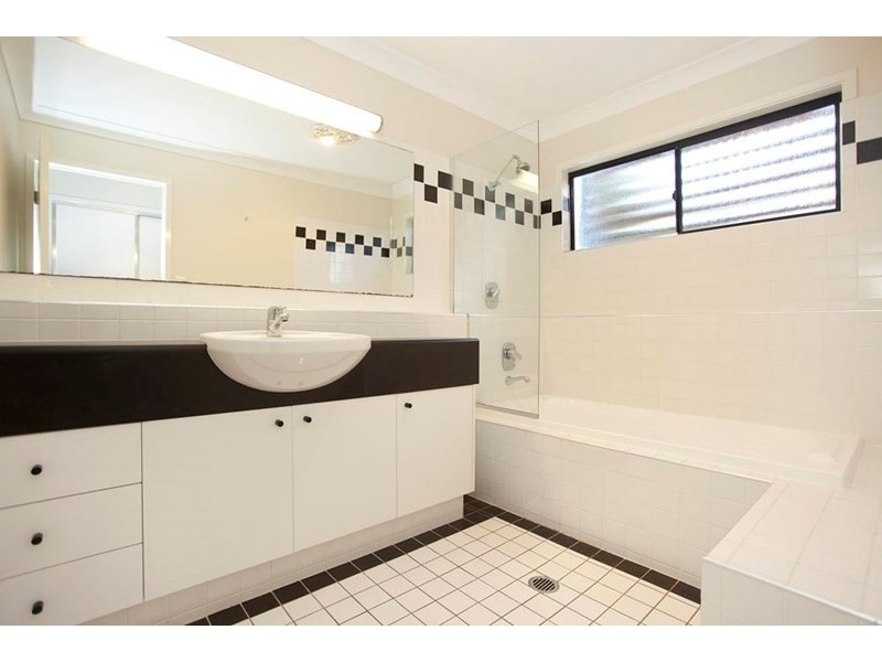 18 Highland Terrace, St Lucia QLD 4067