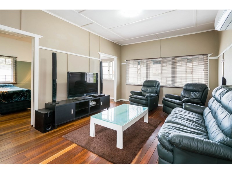 1077 Logan Road, Holland Park West QLD 4121