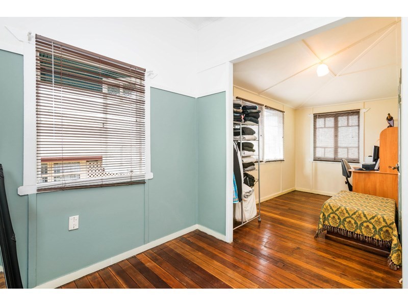 1077 Logan Road, Holland Park West QLD 4121