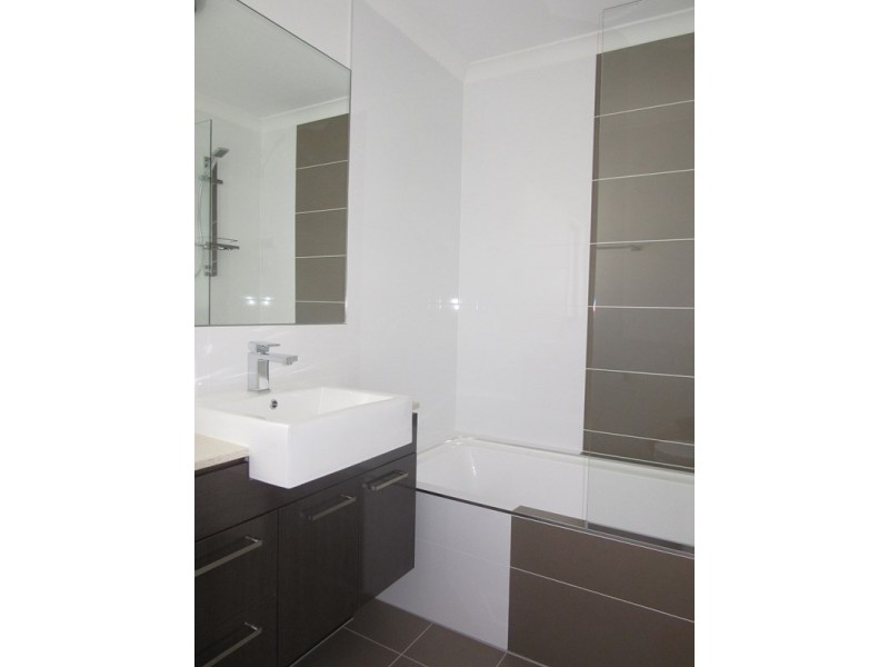 2/18 Bernecker Street, Carina QLD 4152