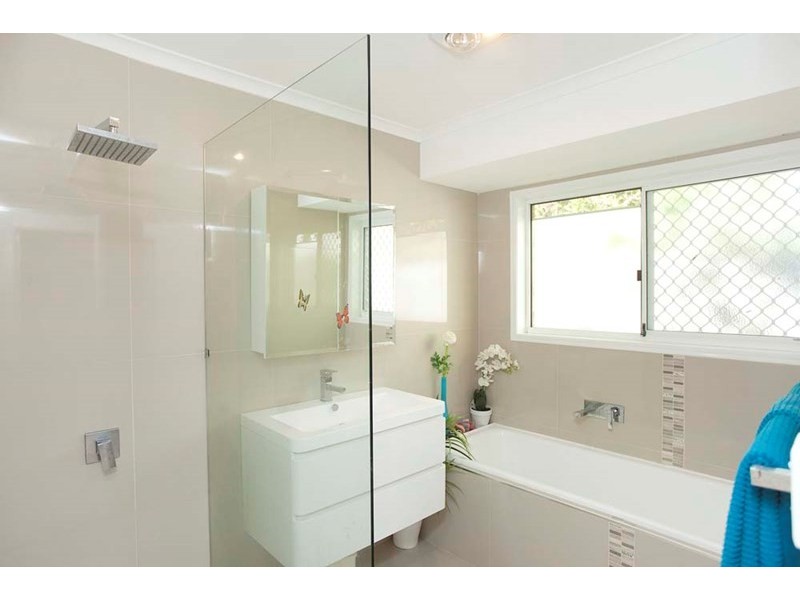 2 Rembrandt Way, Mackenzie QLD 4156