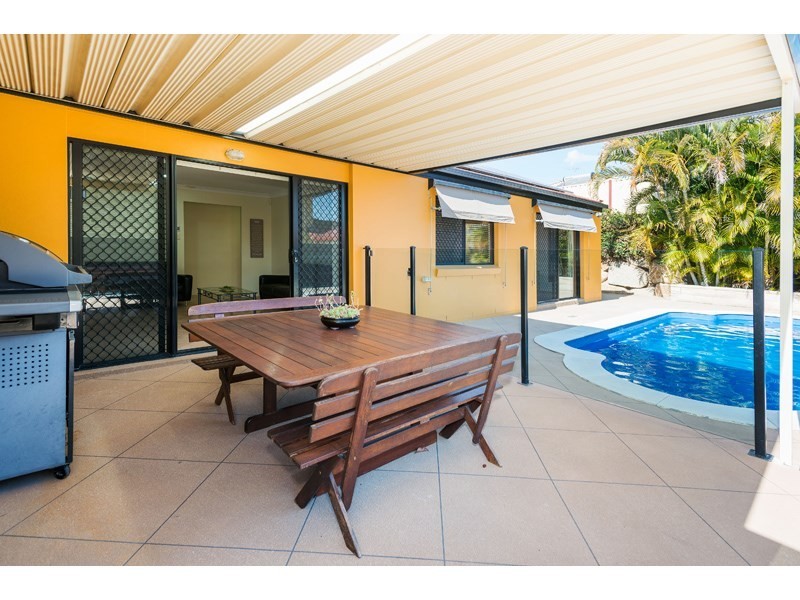 1 Ardennes Close, Mansfield QLD 4122