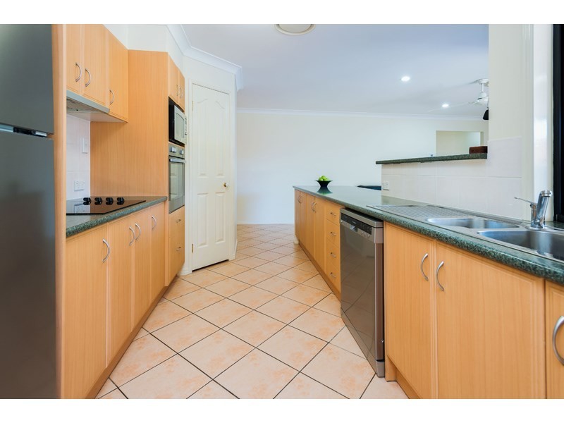 1 Ardennes Close, Mansfield QLD 4122