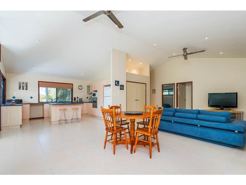 24 James Street, Coochiemudlo Island QLD 4184