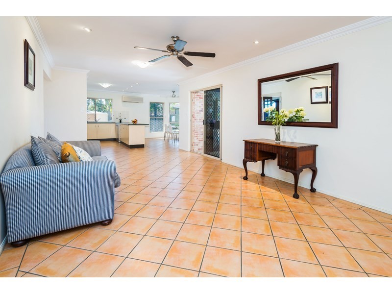 1 Picardie Close, Mansfield QLD 4122