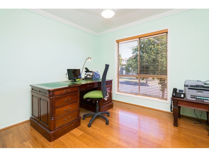 1 Picardie Close, Mansfield QLD 4122