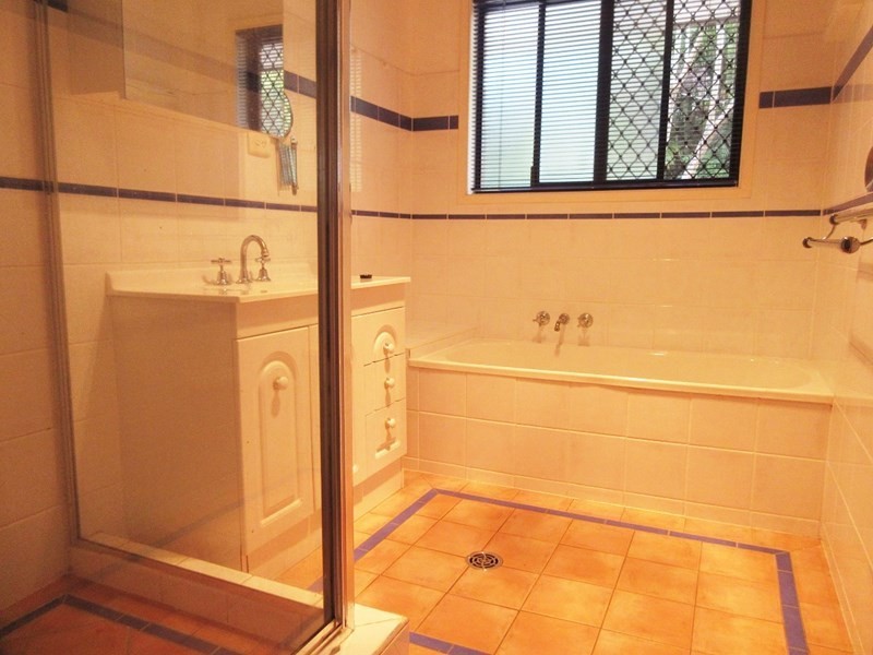 14 Knightsbridge Crescent, Rochedale South QLD 4123