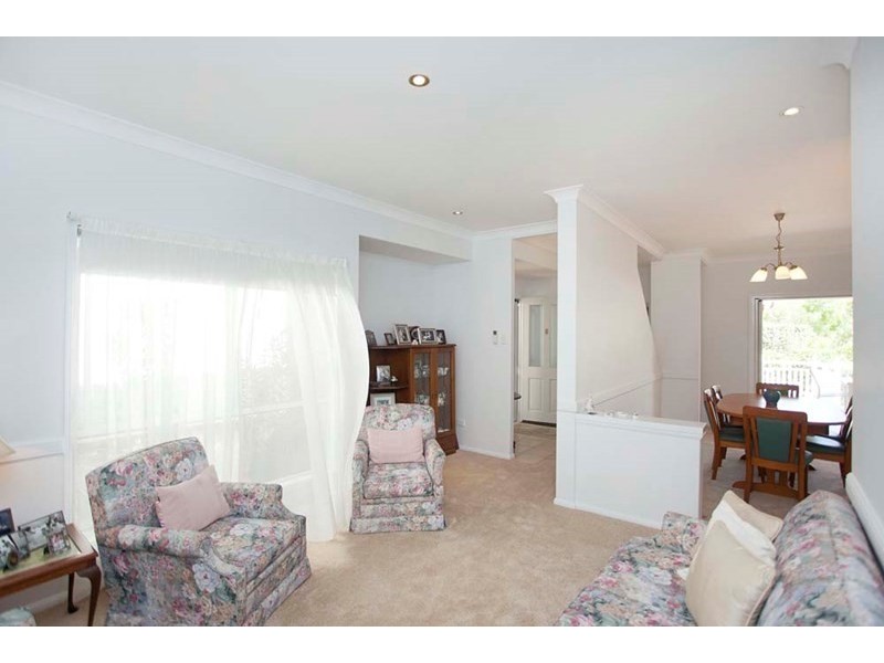 8 Oxford Close, Carindale QLD 4152