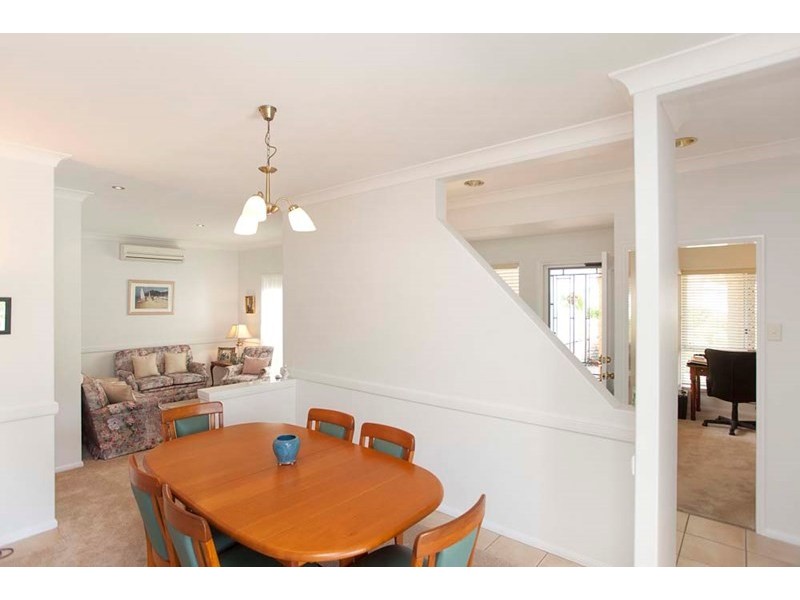 8 Oxford Close, Carindale QLD 4152