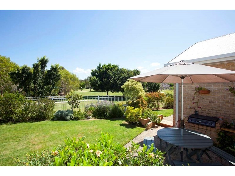 8 Oxford Close, Carindale QLD 4152