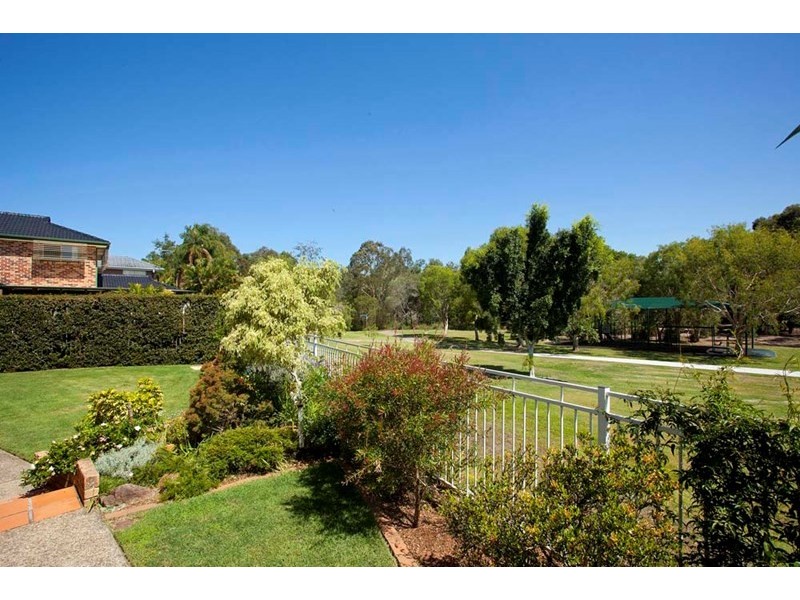 8 Oxford Close, Carindale QLD 4152