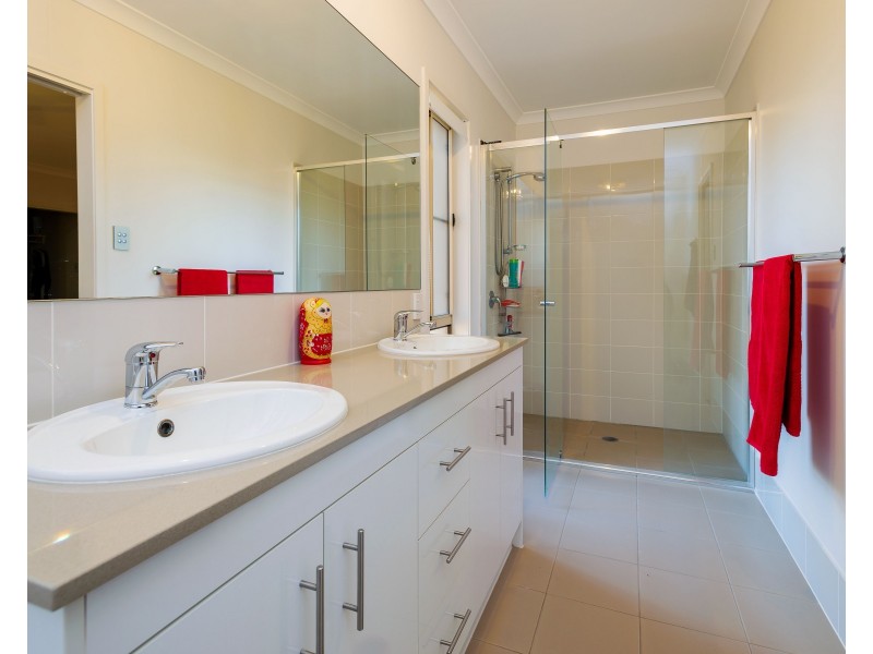 18 Carnarvon Crescent, Waterford QLD 4133