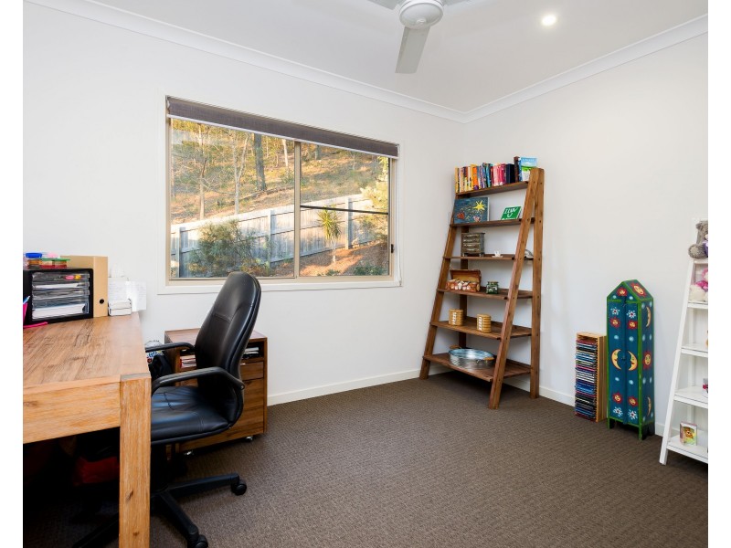 18 Carnarvon Crescent, Waterford QLD 4133