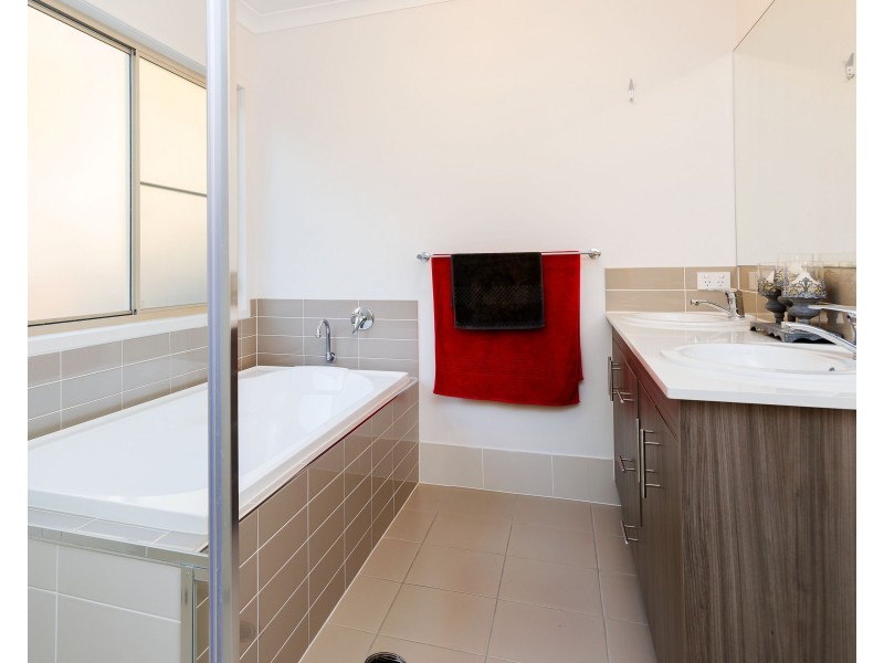 18 Carnarvon Crescent, Waterford QLD 4133