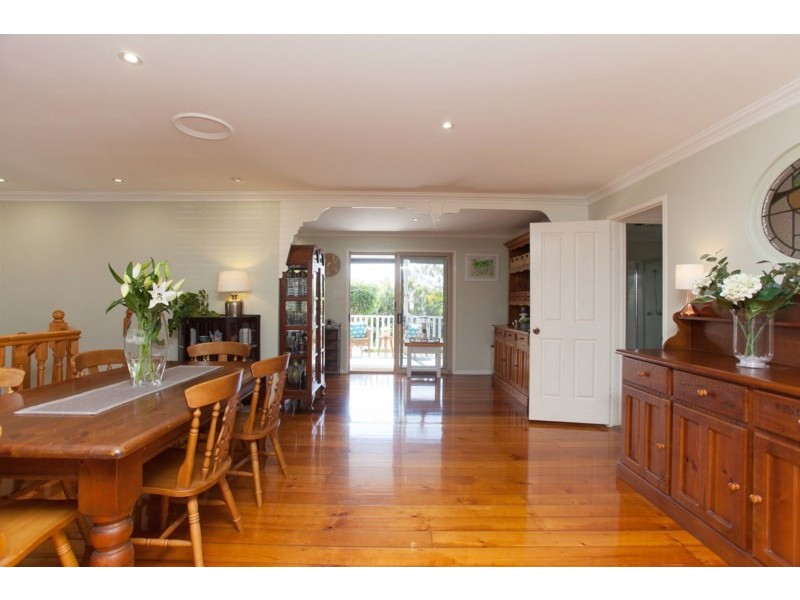 16 Burlington Street, Holland Park QLD 4121