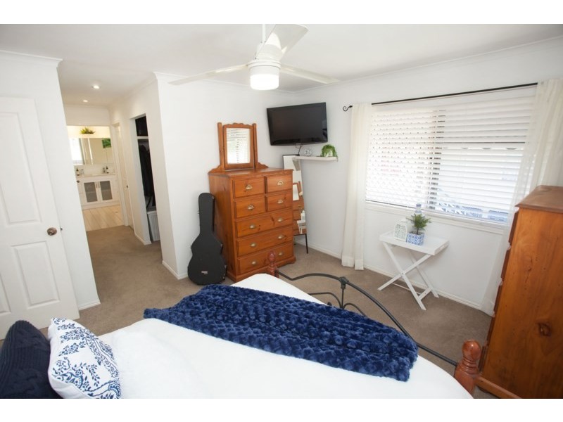 16 Burlington Street, Holland Park QLD 4121