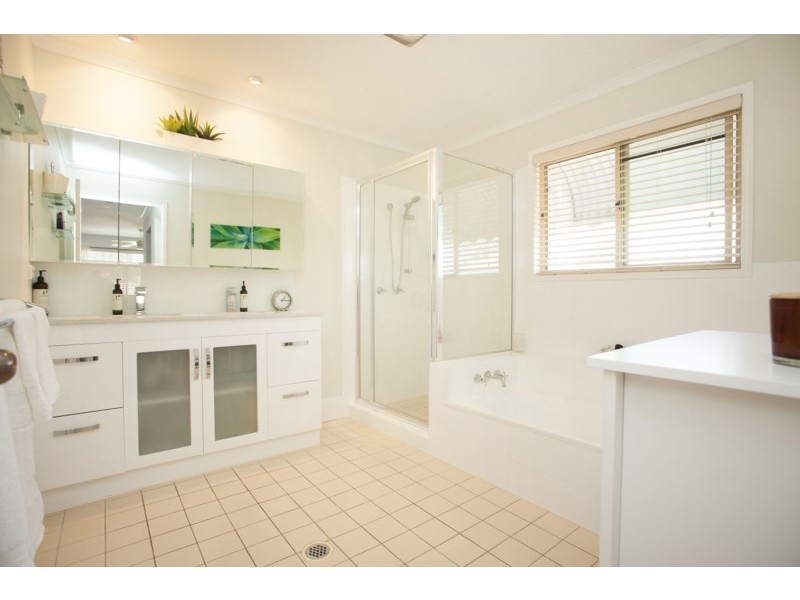 16 Burlington Street, Holland Park QLD 4121