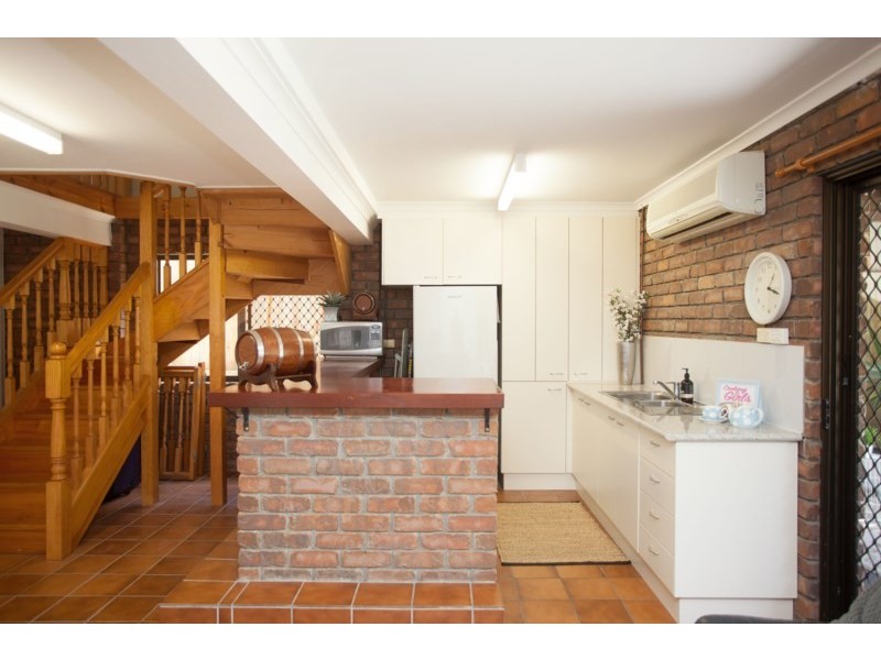 16 Burlington Street, Holland Park QLD 4121