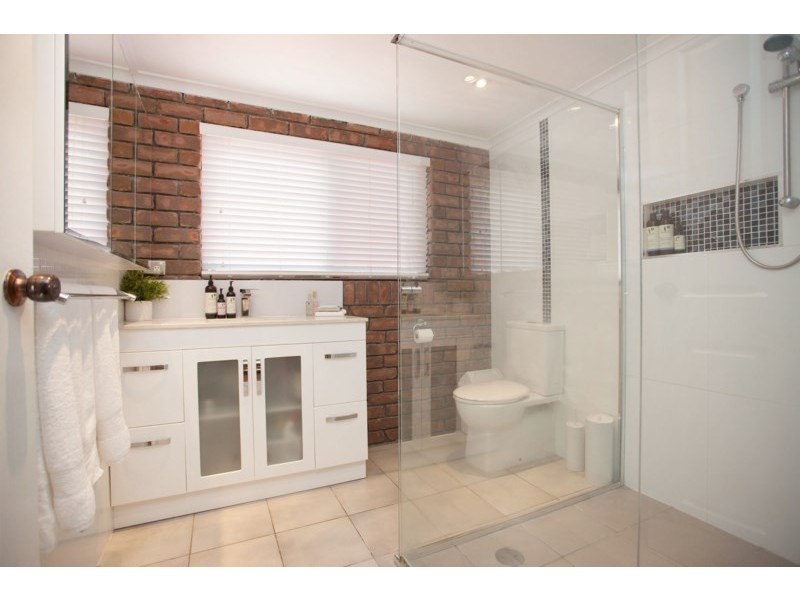 16 Burlington Street, Holland Park QLD 4121