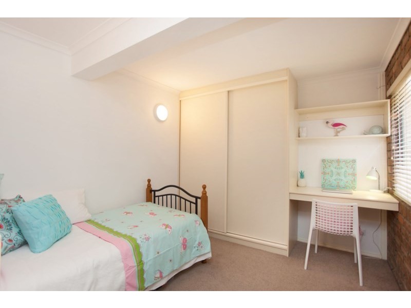 16 Burlington Street, Holland Park QLD 4121