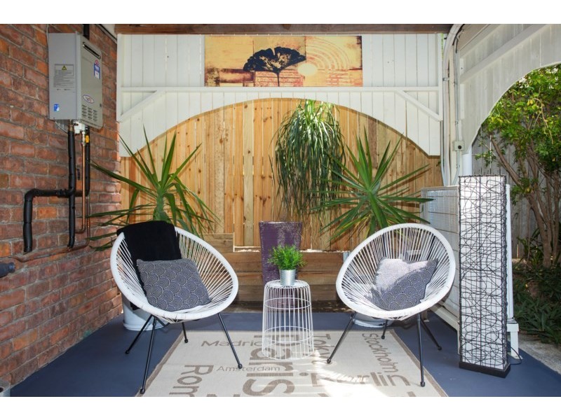 16 Burlington Street, Holland Park QLD 4121