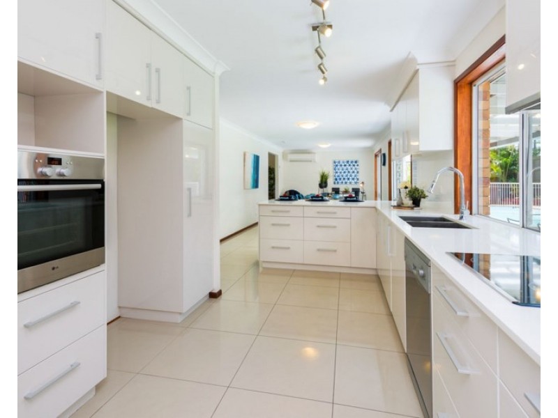 16 Raymore Court, Carindale QLD 4152