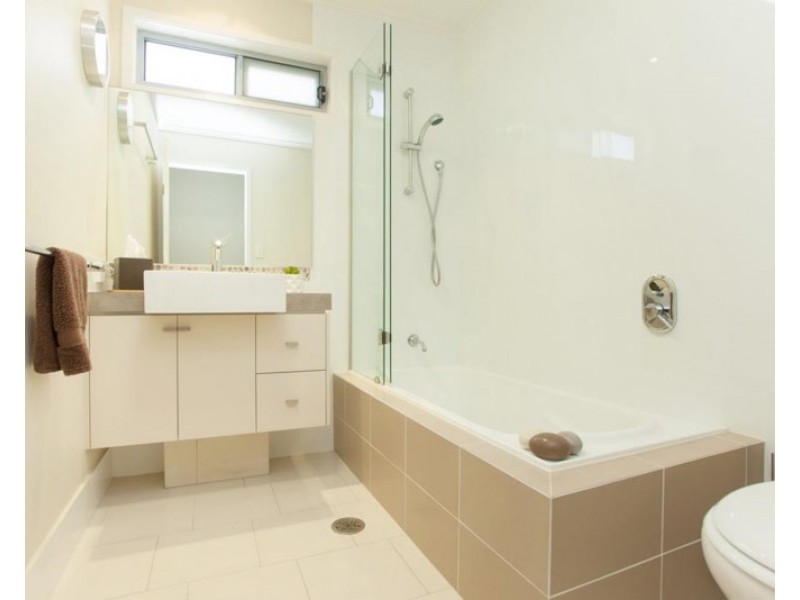 12 Birdwood Road, Holland Park West QLD 4121