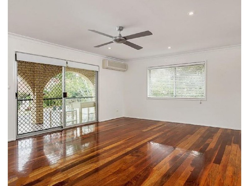 8 Fulton Street, Wishart QLD 4122