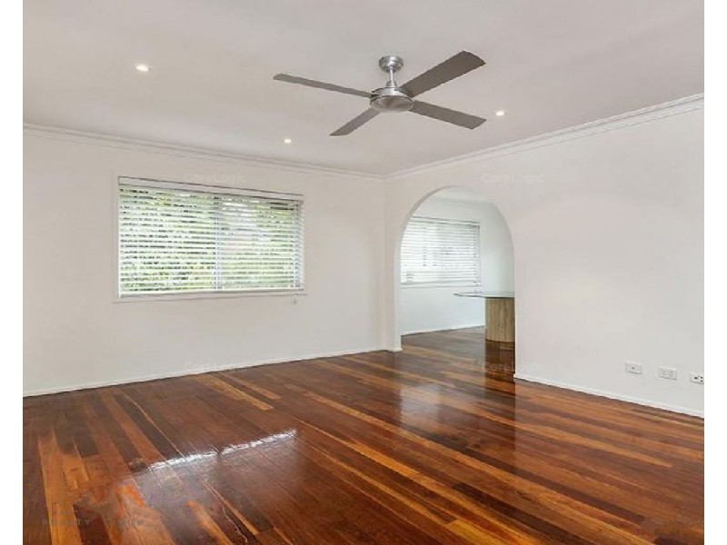 8 Fulton Street, Wishart QLD 4122