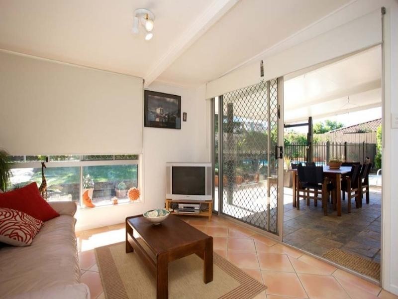 8 Hanover Street, Macgregor QLD 4109