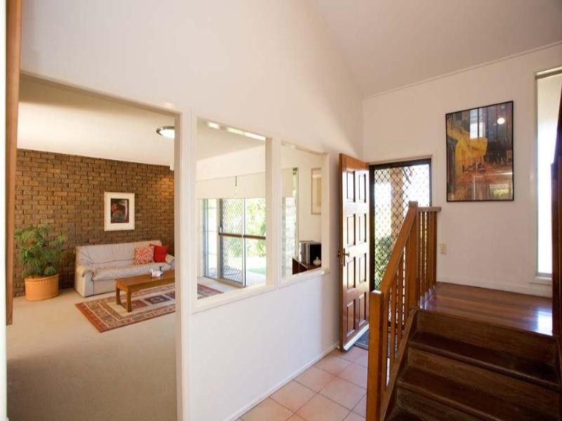 8 Hanover Street, Macgregor QLD 4109