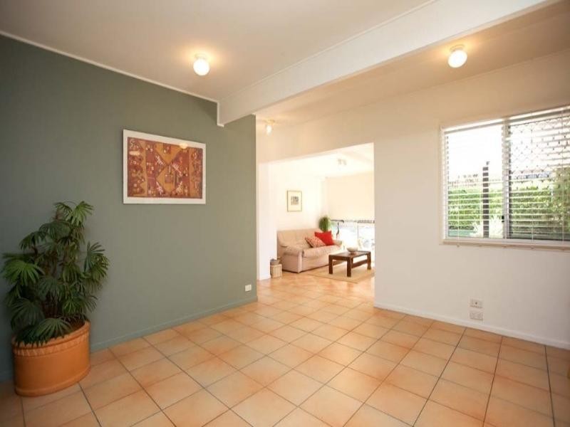 8 Hanover Street, Macgregor QLD 4109