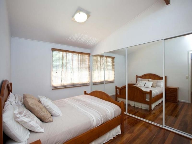 8 Hanover Street, Macgregor QLD 4109