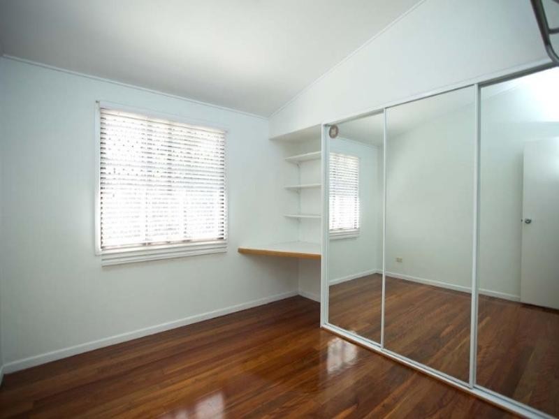 8 Hanover Street, Macgregor QLD 4109