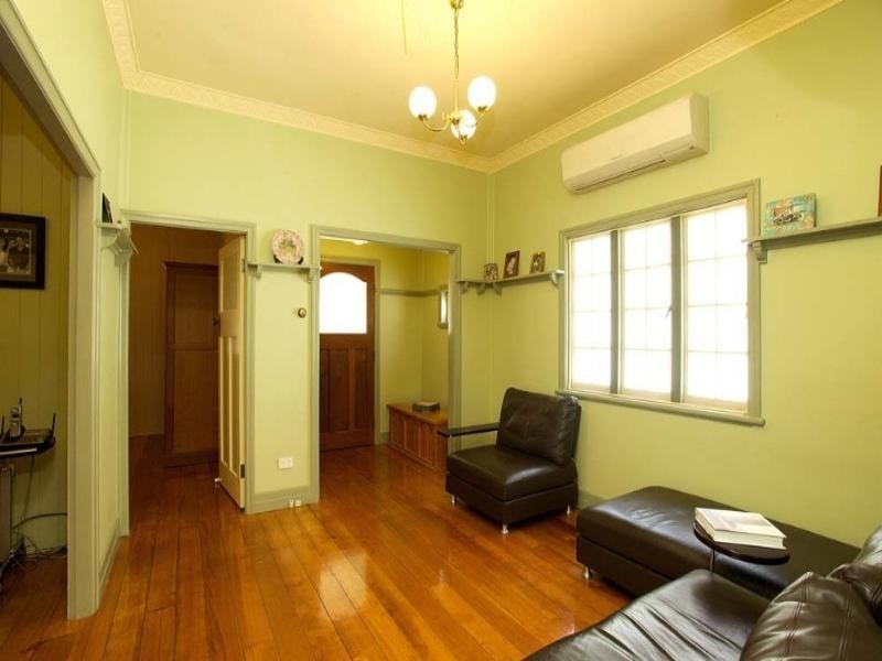 30 Love Street, Holland Park QLD 4121