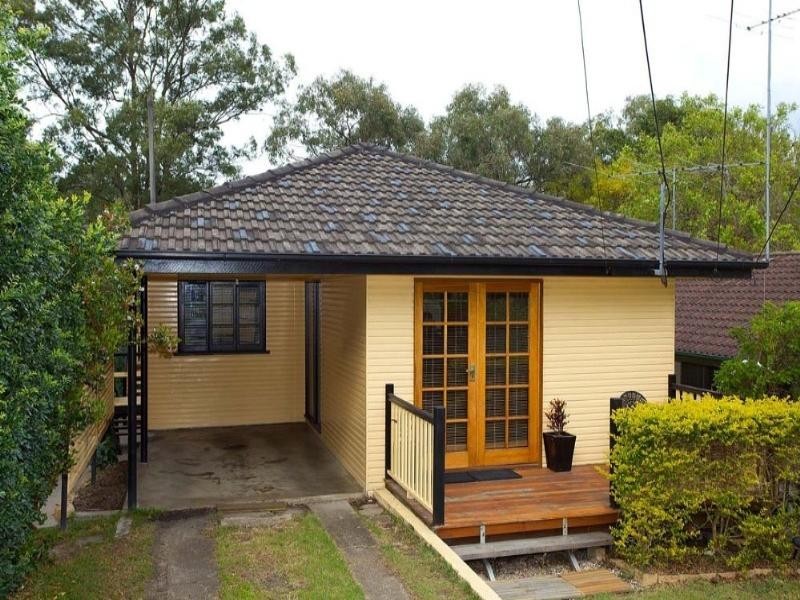 32 Dobbs Street, Holland Park West QLD 4121