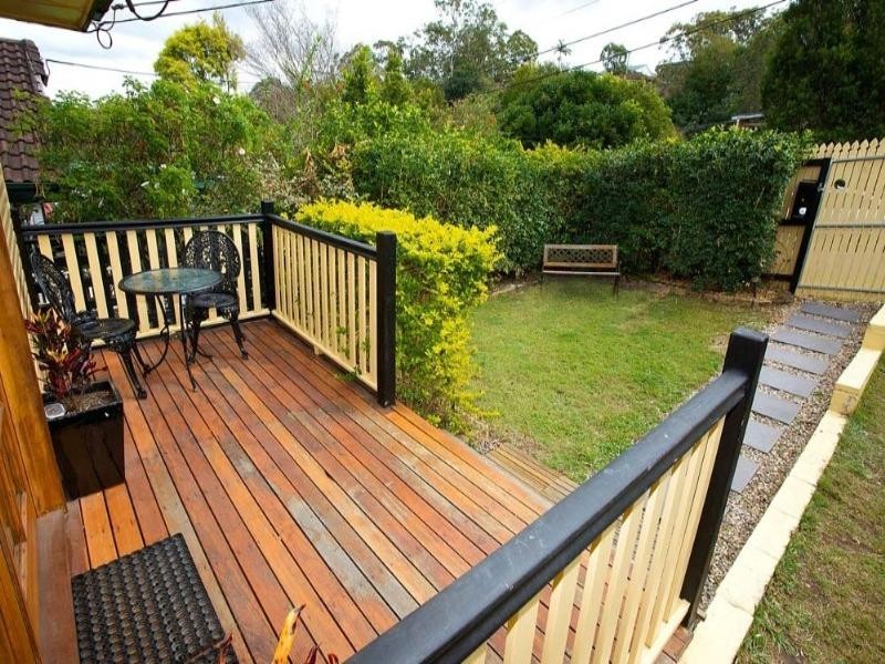 32 Dobbs Street, Holland Park West QLD 4121