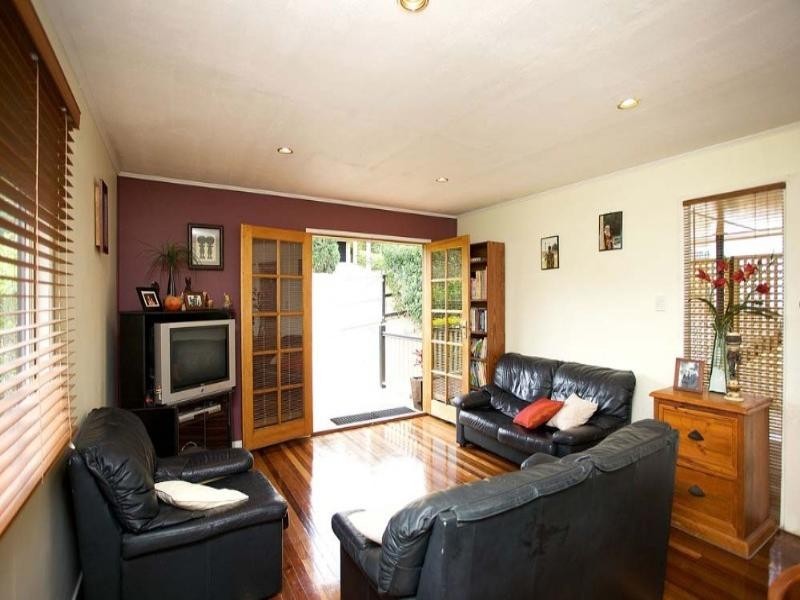 32 Dobbs Street, Holland Park West QLD 4121