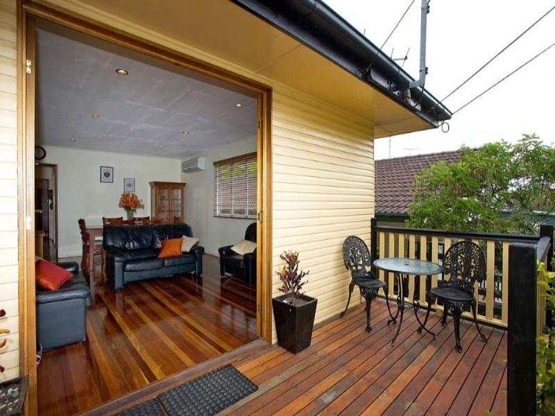 32 Dobbs Street, Holland Park West QLD 4121