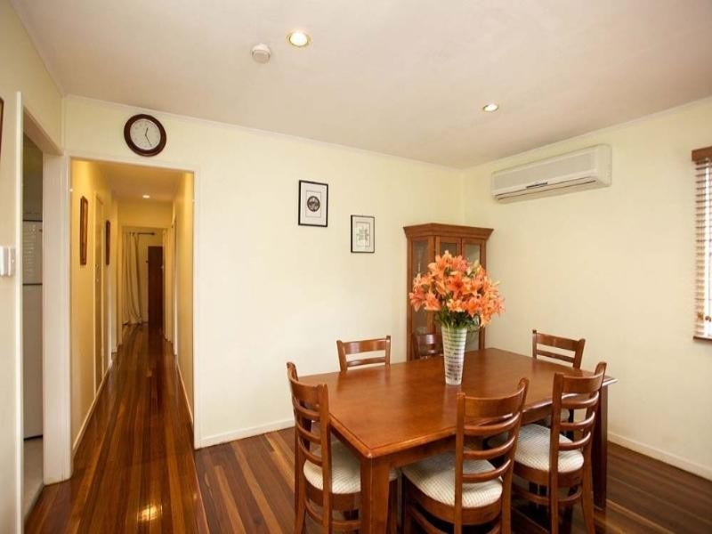 32 Dobbs Street, Holland Park West QLD 4121