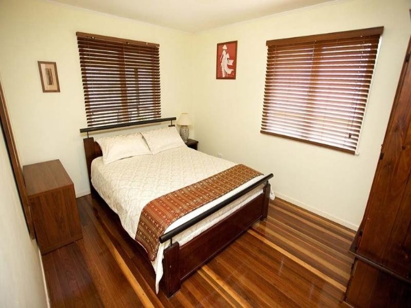 32 Dobbs Street, Holland Park West QLD 4121