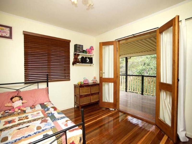 32 Dobbs Street, Holland Park West QLD 4121