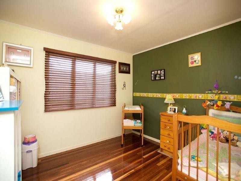 32 Dobbs Street, Holland Park West QLD 4121